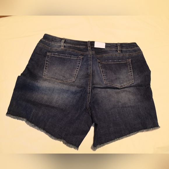 Shorts - Picture 2 of 3